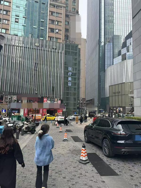 彩神vll首页超市女老板被口腔大夫1天做12项美容手术称隆胸后假体分裂维权反被打(图4)